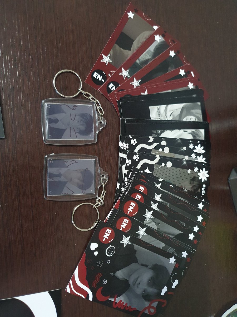 ifvsunlix's tweet photo. feedback + q positivo pra @KStoreLollipop q vendeu a box dark do enhypen e eu to completamente APAIXONADA por cada coisinha que veio, sério meu dinheiro foi mt bem gasto e não me arrependo de nada, gio arrasando mais uma vez 🥺

(repostando pq esqueci do #FeedPop e so vi hoje 🤡) https://t.co/S48voPb0Qs