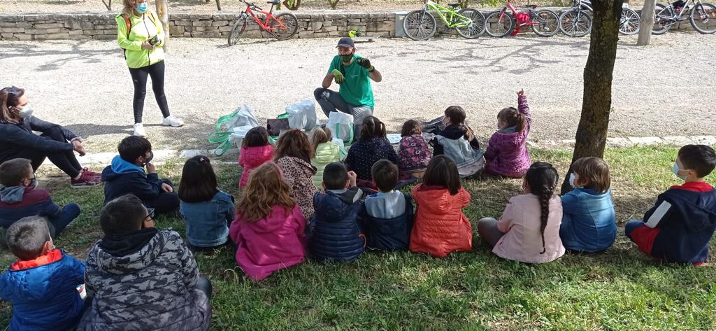 Dipta_cat's tweet photo. 💚🌍 Cuidar el planeta és responsabilitat de tots i totes! Ho sap prou bé l'alumnat de l'escola #LosCastellets de #laFatarella que avui ha netejat un paratge natural del municipi en el marc d'una acció #LetsCleanUpEurope organitzada per #MediAmbientDipta @LA_FATARELLA #TerraAlta https://t.co/na6cxTZyIr