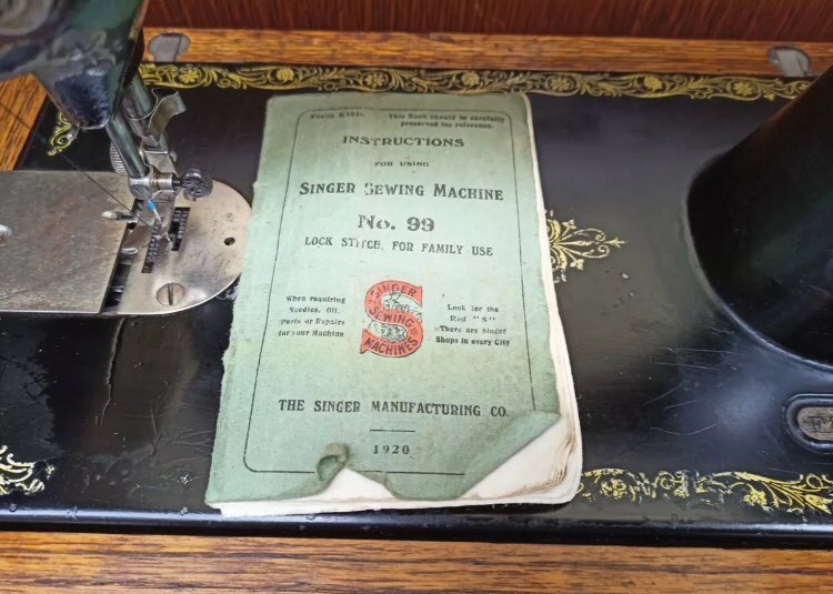 Hair2U's tweet photo. WOW this gorgeous Vintage Singer Sewing Machine with all the original books and attachments #cambridgepatchwork #singersewingmachine #vintage #originalvintage #vintagesingermachine https://t.co/A0xlMPntbn