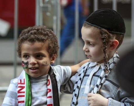 Eux, demandent juste à vivre une vie d’insouciance inondée de rires. 
Crédit photo ©Jews&amp;ArabsRefuseToBeEnemies