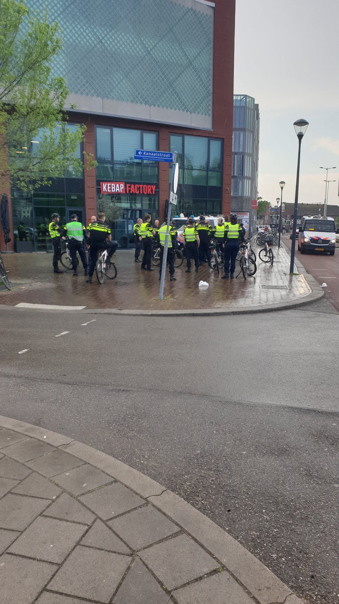 MattijsGlas's tweet photo. Wacht houden op #moskeeplein #utrecht https://t.co/kon2aDhZ98