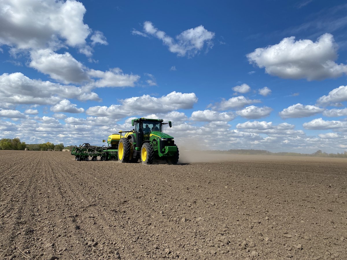 PremierEquip1's tweet photo. Great week with .@VeldaleFarms colab on plots + staff training with .@JohnDeere #8R 250 #ExactEmerge #ExactRate liquid system. Many thanks to all involved, especially .@gkitching for hard work and long hours. Our best to everyone this weekend with #plant2021 in full swing! https://t.co/Qa6qoYuOX5