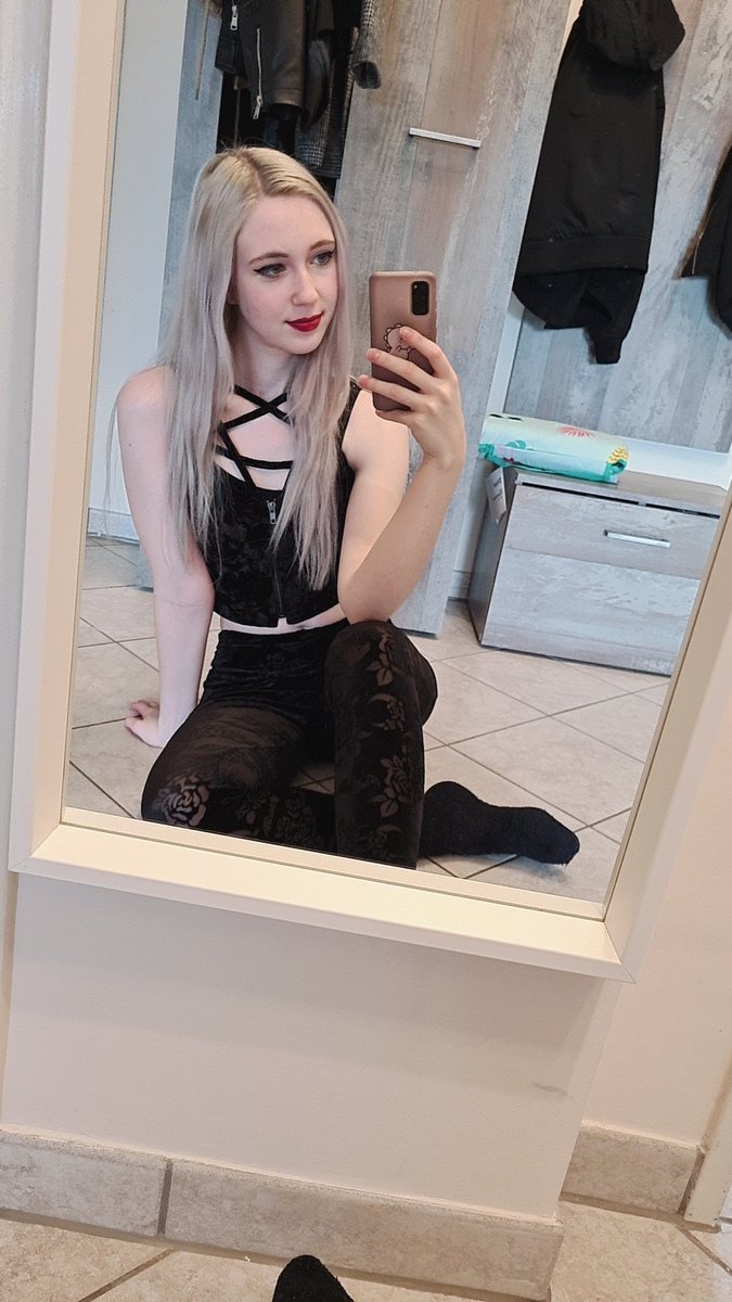 Hallo bin live und würde mich freuen, wenn ihr euren Freitagabend mit mir verbringen würdet🥺

twitch.tv/miranacosplay