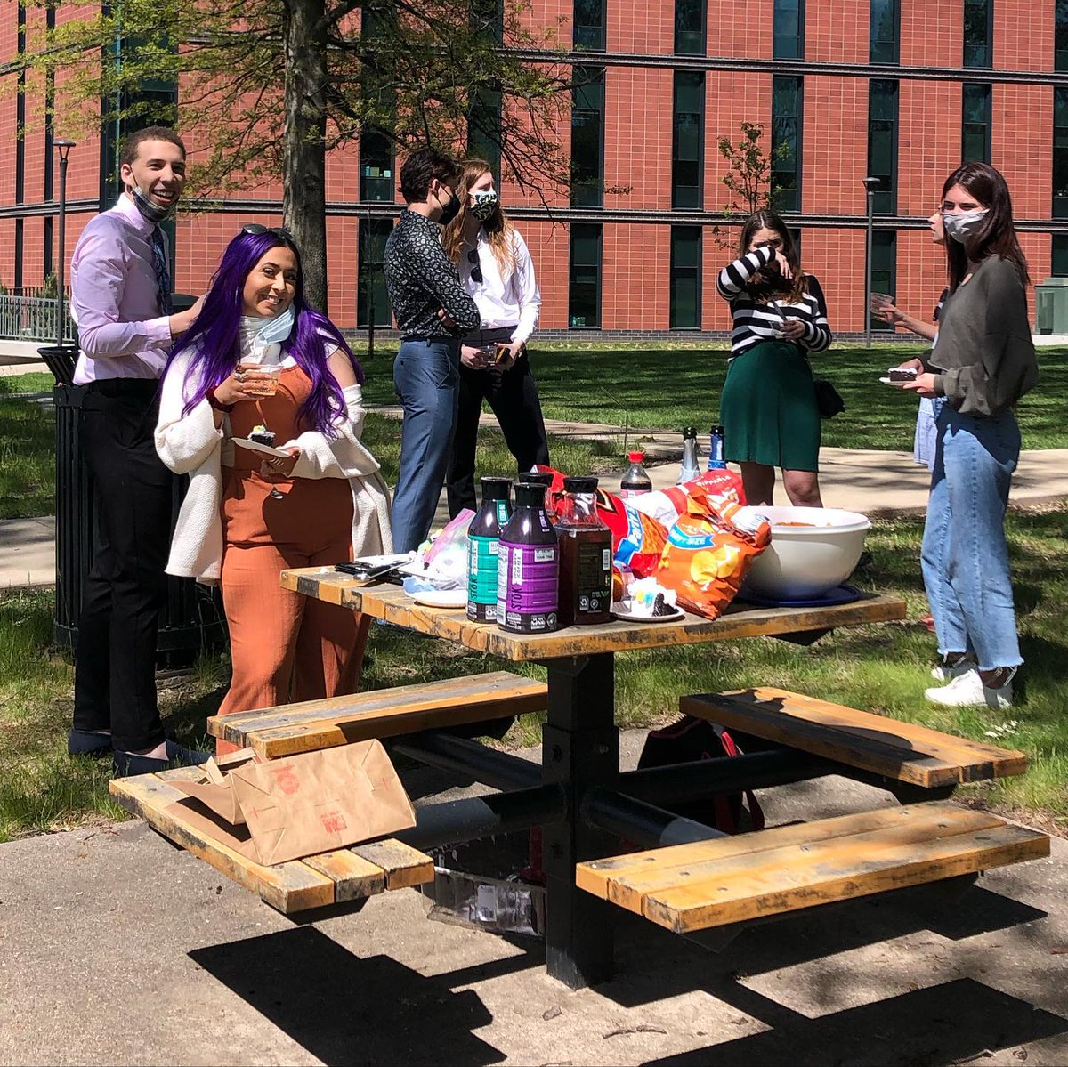 Smilla1972's tweet photo. @raeannirene and @mknachtman  #pandemicpedagogy #theyaregraduating #drakeuniversity 2/ https://t.co/36A4h778Wh