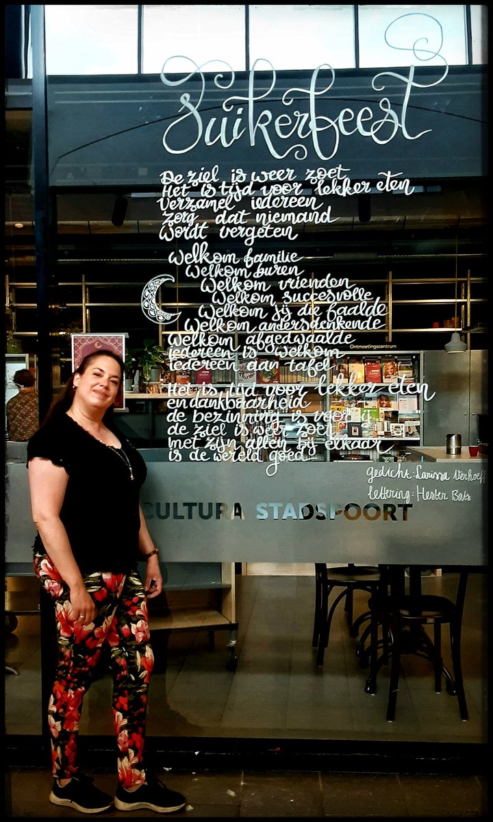 Creatief dagje! Raamgedicht getekend van #stadsdichter Larissa Verhoeff in het kader van #EdeViertFitr. Komende week op diverse plekken in <a href="/GemeenteEde/">Gemeente Ede</a> straatgesprekken over Zoet Leven. Edeviert.nl #fitr <a href="/Culturaede45/">Cultura Ede</a> <a href="/MalkanderEde/">Malkander</a>