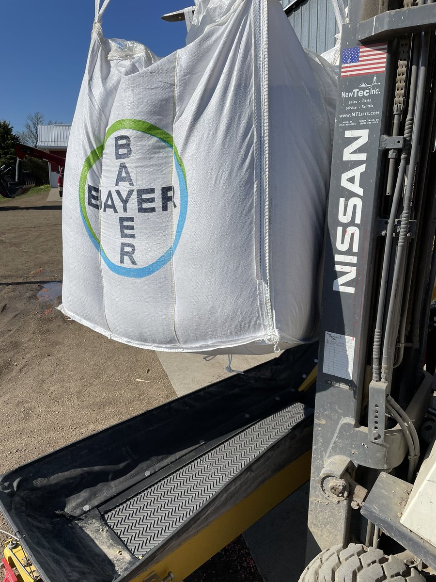BrandonPeters85's tweet photo. Maybe instead of worry about livestock flatulence, we could get legislation to end super sacks as a mini bulk.  They are a death trap.  For those that don’t know, there is not 1 but 2 draw strings to undo all while trusting a stitched on strap and the hydraulics on a forklift https://t.co/uLnnPMOwRB