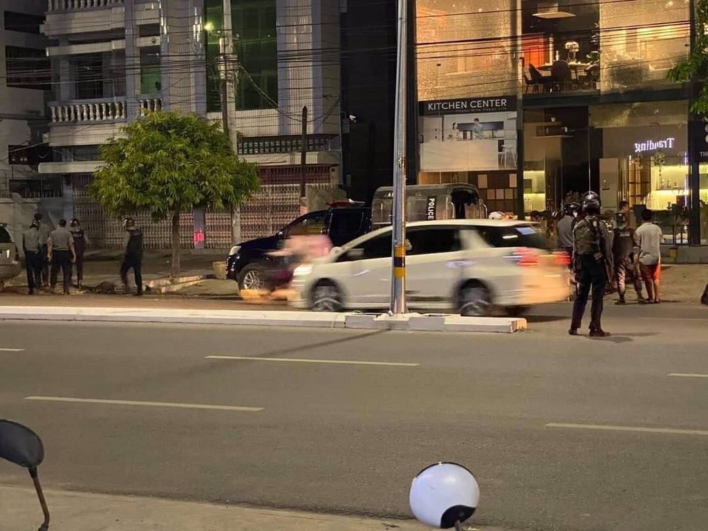 HninEaindrayK's tweet photo. Explosions occurred in at least 10 places in Mandalay around 7 pm on #May14Coup. No injuries were reported yet. #WhatsHappeningInMyanmar  #WeSupportNUG https://t.co/GIfy8kEEf7