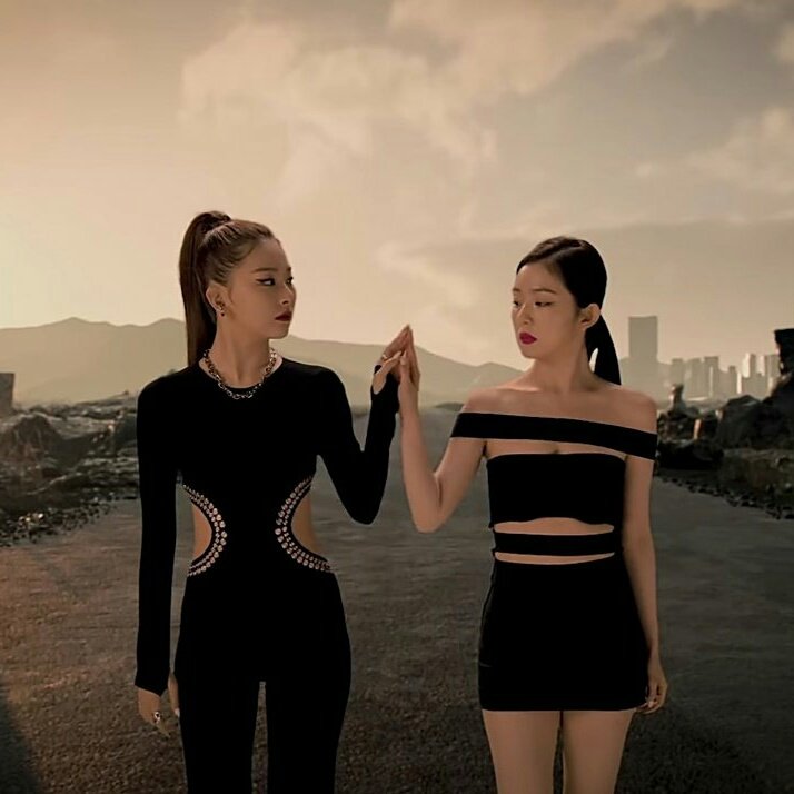 Mæ|#DFTF☾ ✋Future DKS1 on Twitter: "What if Irene is the black mamba and  Seulgi is Nævis since in Naughty it looks like they are already in Kwangya?  The Villain & Nævis also