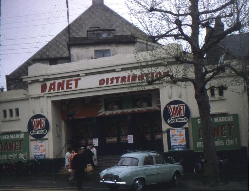 #Nantes, 1974. Quand l’Olympic, place Jean Macé était une supérette, tenue par Marcel Danet, père et fils, avec le même prénom. Après avoir été un cinéma de 1926 à 1968, l’Olympic devint un commerce de 1969 à 1975.
(photo : Florence Danet) #Egaredanslesdates