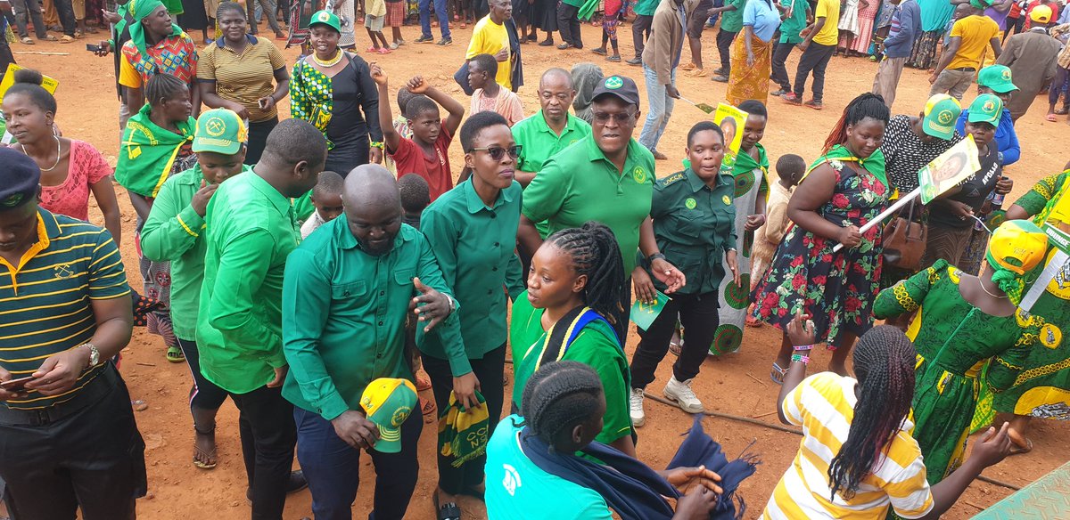 AmidaChaurembo's tweet photo. Mh @Nnauye_Nape Na @alphanga wakisakata rumba pamoja na baadhi ya vijana katika uchaguzi jombo la muhambwe https://t.co/kUxZDrtKr2