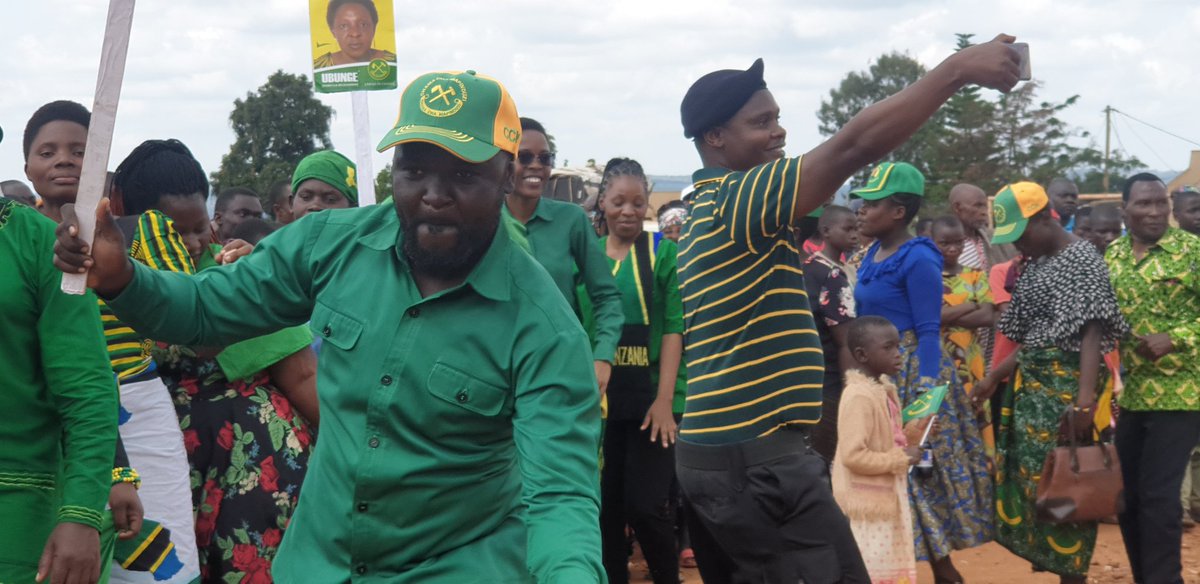 AmidaChaurembo's tweet photo. Mh @Nnauye_Nape Na @alphanga wakisakata rumba pamoja na baadhi ya vijana katika uchaguzi jombo la muhambwe https://t.co/kUxZDrtKr2