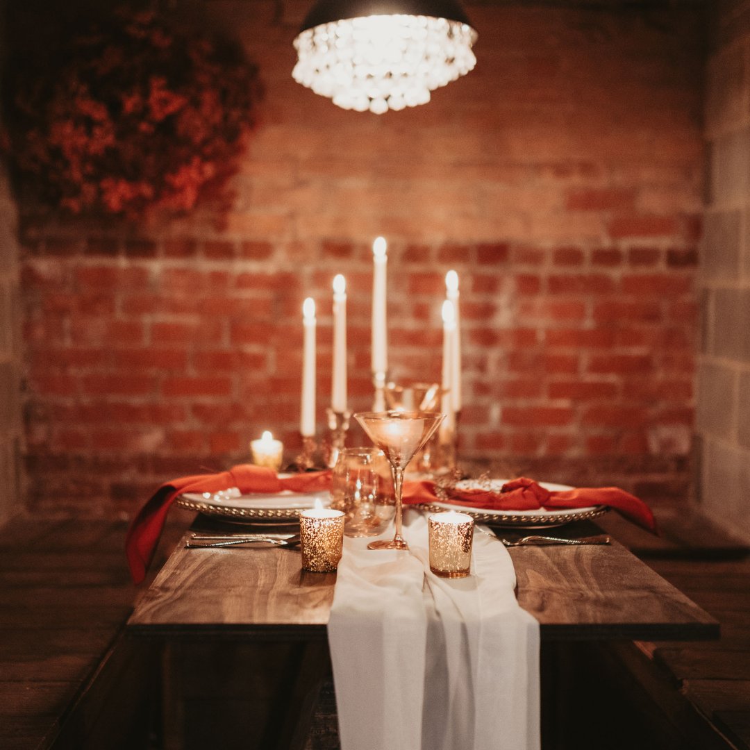 StudioEDenton's tweet photo. Happy Friday everyone! Our 30% off is until the end of May! Our cute booths are waiting for you! 
Photography by: https://t.co/0SLSGojz39 
#dfwweddingvenue  #dentonbrides #eventvenuedenton #eventvenuedfw #eventvenuedallas #speakeasyvenue #studioe #dentonbride  #denton https://t.co/j1kb4GUn6X