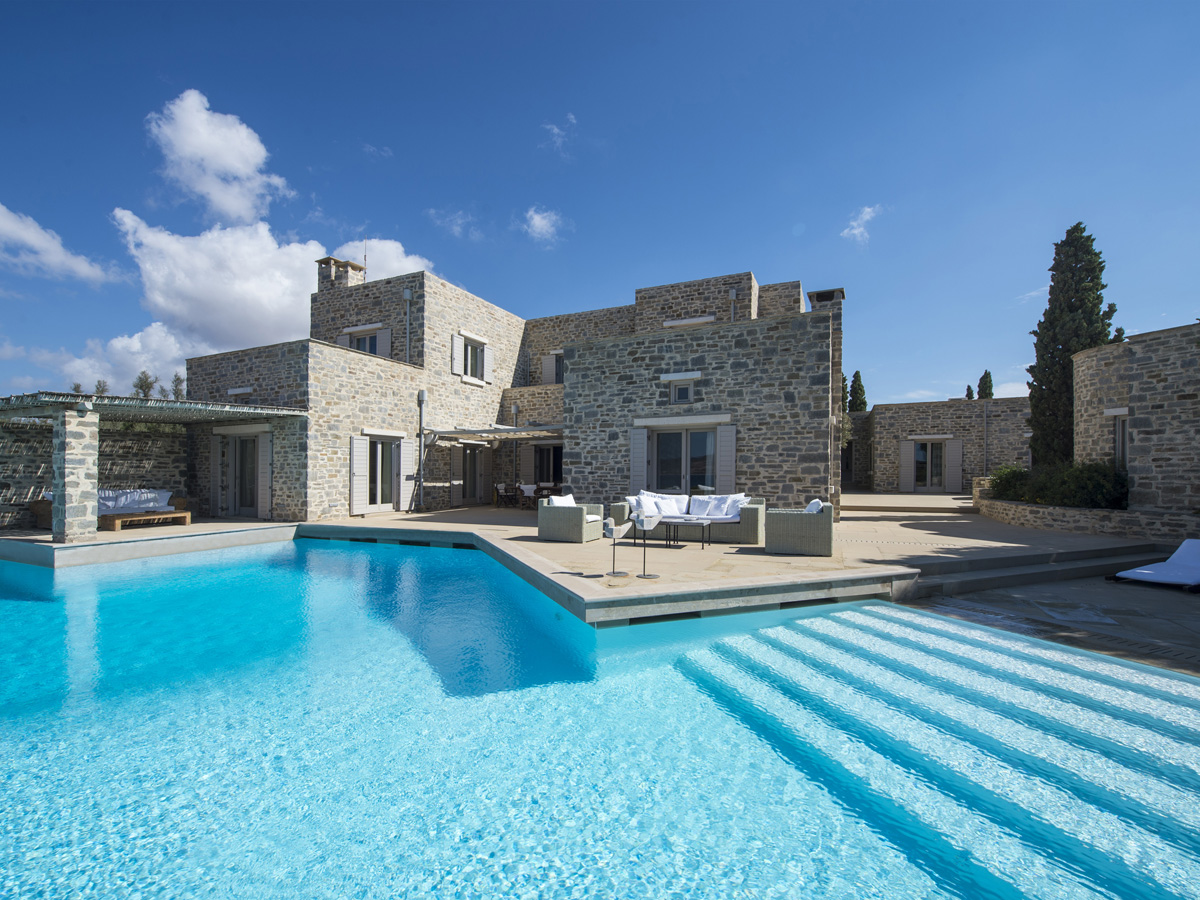 Real estate on the Greek islands is gaining in attractiveness. Read more here: engelvoelkers.com/d/7Q2P/