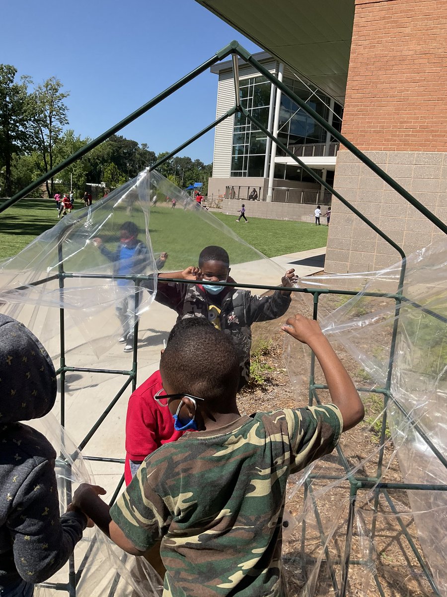 anesha_williams's tweet photo. 1st graders @APSTAGAcademy working together on covering the greenhouses with shower curtains. I’m curious to see the outcome. #urbanfarmersatwork #changeagentsinaction #STEMPBL @principaldrp @ittybittyspedu @JBoydeducator https://t.co/PyWIdnH6PJ