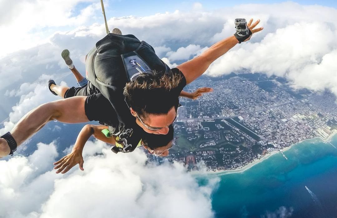 Dicen que el mundo es de los que se arriesgan... Así que escucha el llamado de la #aventura y vuela en #paracaídas sobre el turquesa caribeño. 🦅☁️

Te prometemos que no hay vista más privilegiada que esta. 💯

🌐: caribemexicano.travel/playa-del-carm…
📸: naomimaldndo vía IG

#CaribeMexicano