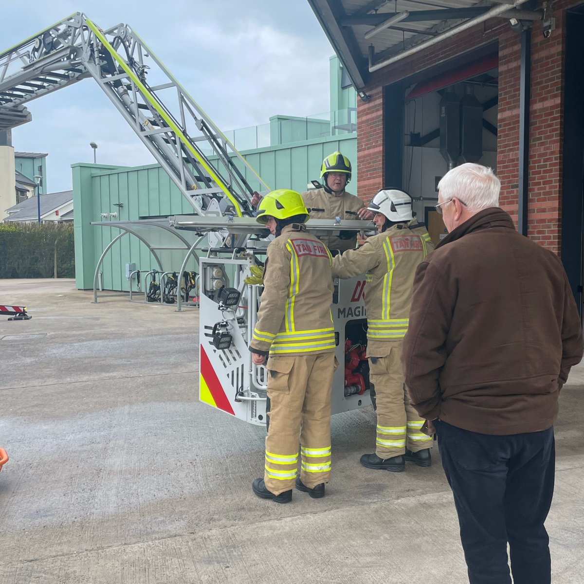 mawwfire's tweet photo. Braf oedd cael croesawi aelodau o’n Hawdurdod Tân i Orsaf Aberystwyth heddiw.
--
It was a pleasure to welcome members of our Fire Authority to Aberystwyth Station today. https://t.co/GTEitHqCoE