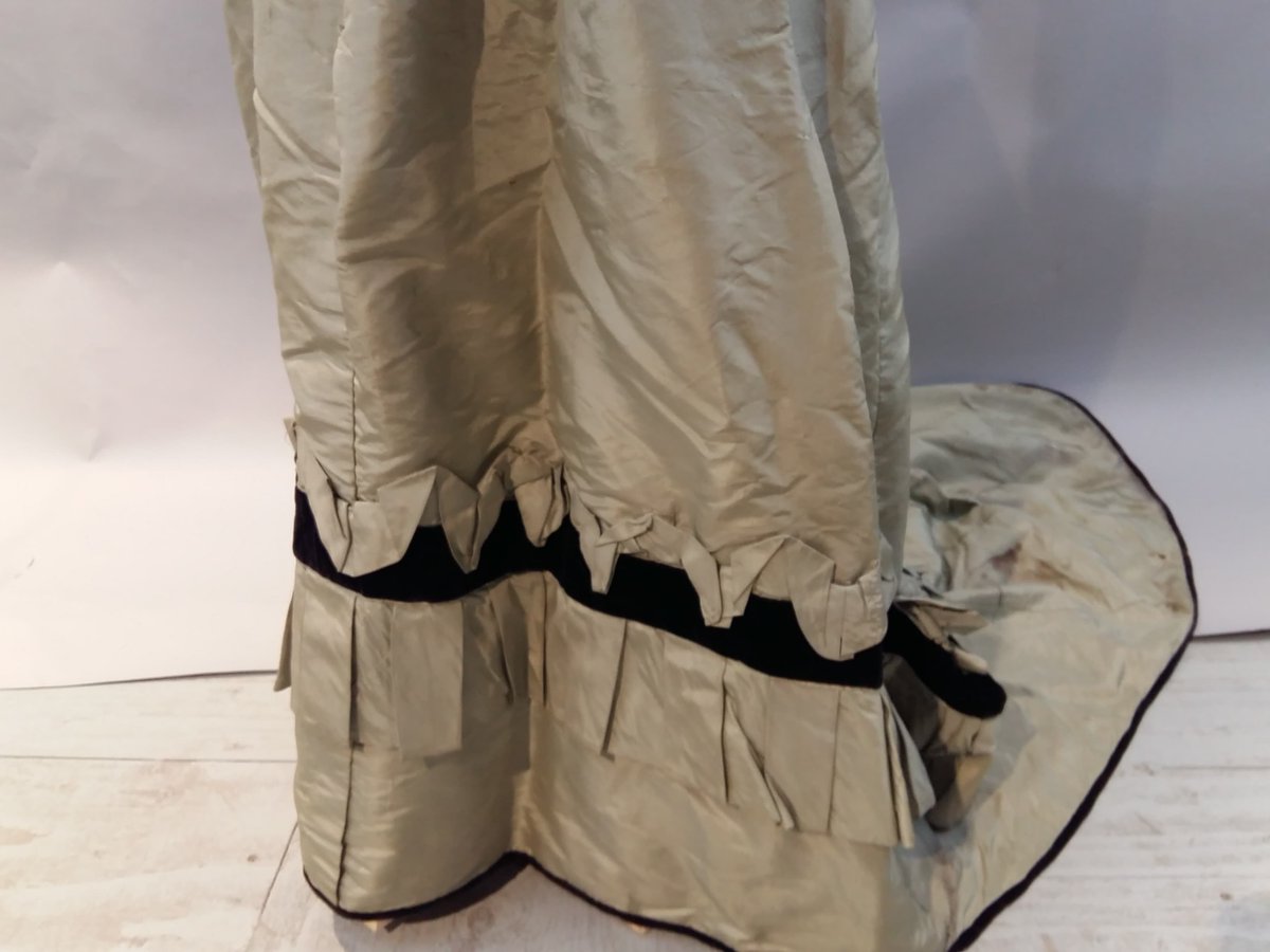 GlanmoreNHS's tweet photo. It's #FashionFlashbackFriday! From Glanmore C.1870 this velvet and silk dress with sweep train is lovely.
What era of Fashion interests you? #Museumsfromhome #MayisMuseumMonth #MuseumConnectionsON #cityofbelleville #glanmore #FasionFriday #FlashbackFriday #ilovemuseums https://t.co/TB82BrOvPq
