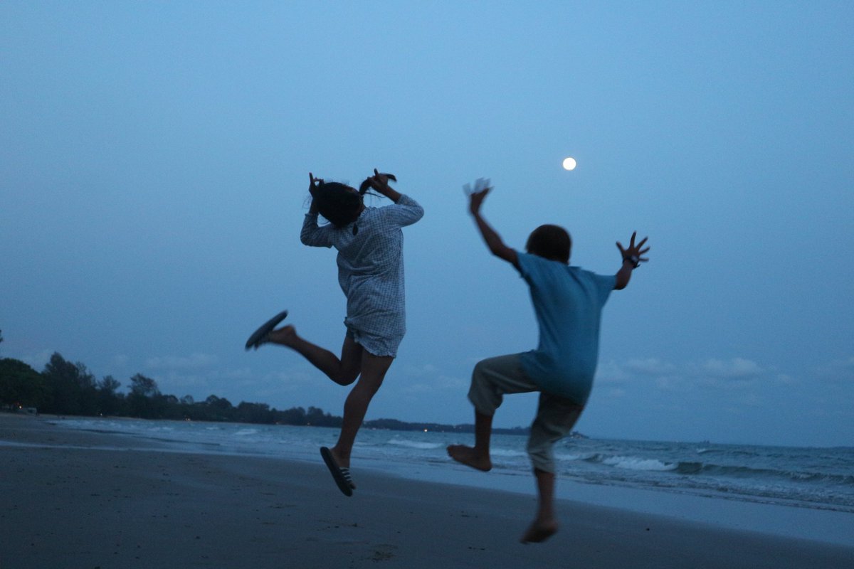 Instant magique au clair de lune,
éclats de rire et de joie.
des sauts par dessus l'écume
des vagues douces comme la soie.

#thailand #travel #thailandtravel #travelphotography #thailandtrip #voyage #amazing #lifestyle #wanderlust #adventures #photodujour #entrepreneur #suivezmoi