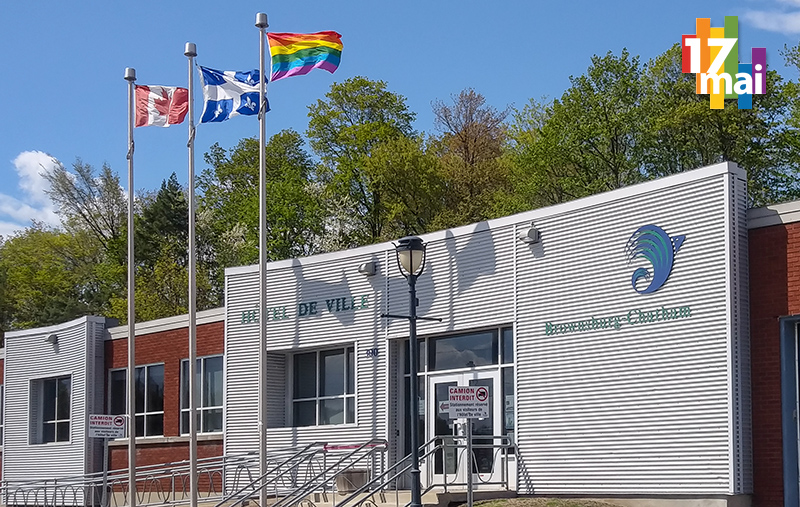 BrownsburgC's tweet photo. Depuis mardi, l’Hôtel de Ville de Brownsburg-Chatham arbore fièrement le drapeau LGBTQ+ pour souligner la Journée internationale contre l'#homophobie et la #transphobie. #17mai https://t.co/f0LrTTM0v0