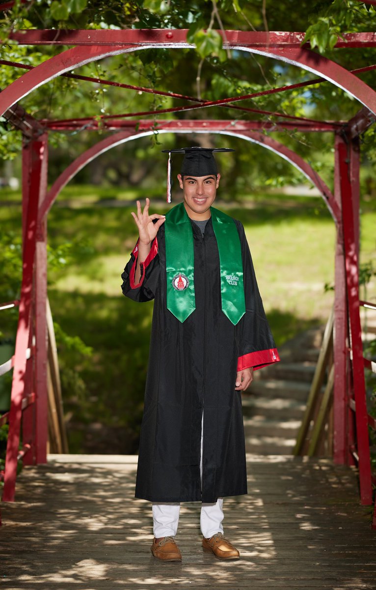 RileyCGoodwin's tweet photo. I am now an official college graduate with a Bachelors of Science in Biology and a minor in Psychology from the University of the Incarnate Word. Couldn't have done it without God, My parents and friends. Now onto making myself one degree hotter. Medical School I'm coming for you https://t.co/pytf9UuG4Y