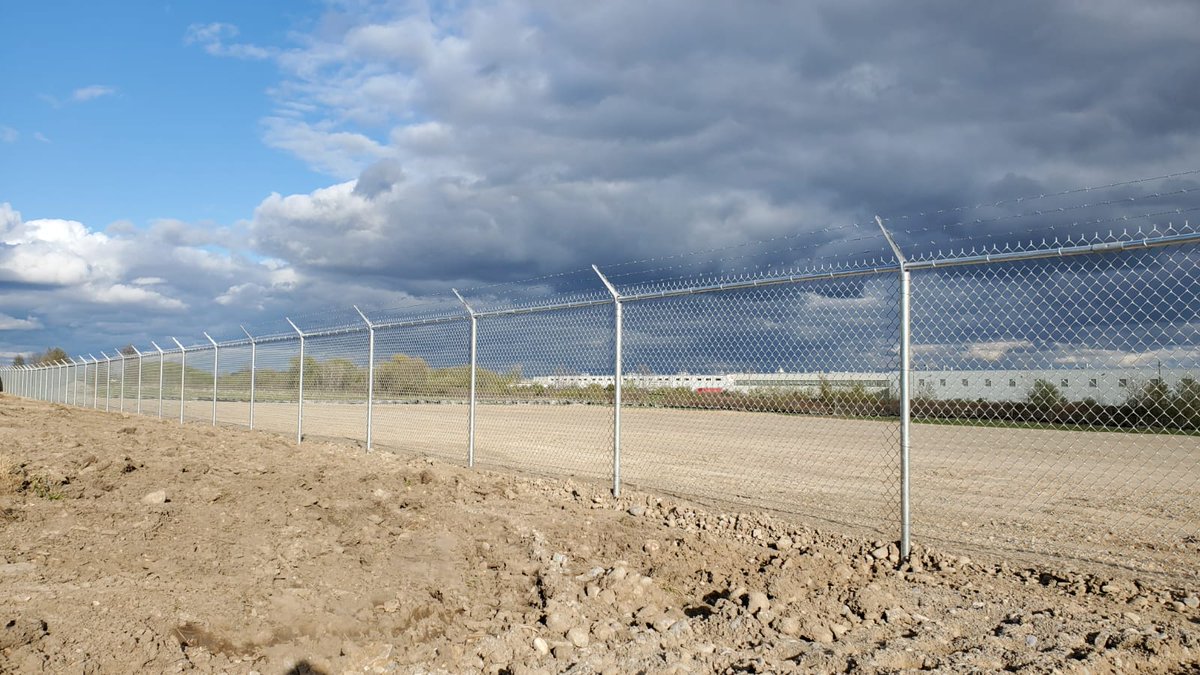 InLineFence's tweet image. Wrapping up the week with this security fence project in Woodstock! Looking to security your property? Chain link is the way to go!

Give us a call or visit our website for a quote. The team at In-Line is here to help. in-linefence.ca