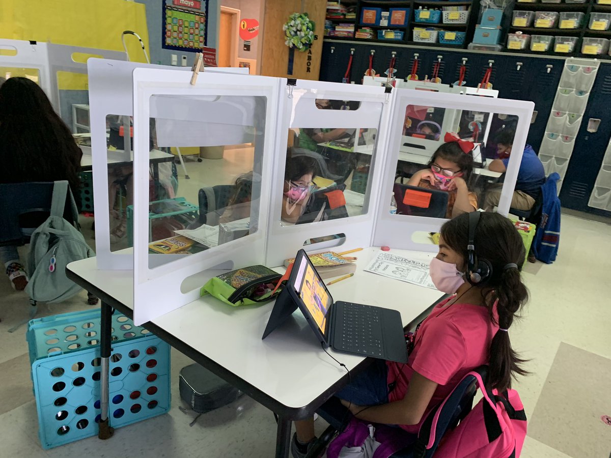 MrsMantonsClass's tweet photo. Researching on different careers. @PetersColonyES https://t.co/r2JogrgqkT