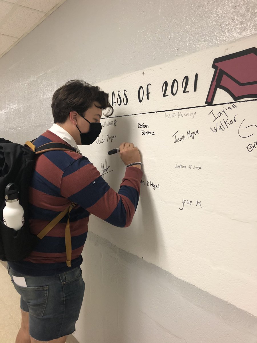 counselor_dee's tweet photo. It’s the most wonderful time of the year on the SP floor! ❤️🙌🏻🎓 Proud of these seniors! #letsgetsigning @dmbrunson @McGeePhoto @Bran_ONeill16 @andyack27 @bdarthur @kkcoleman60 @jamiesmithknox1 https://t.co/N1Bt9gcbLP