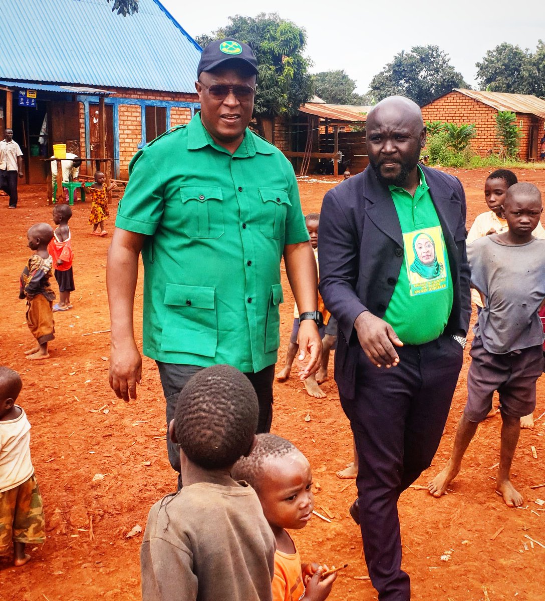 MeryNkya's tweet photo. Mh @Nnauye_Nape mb Mtama na ndg. Alphonce p. Muyinga @alphanga katika harakati za kusaka kura za @ccm_tanzania kigoma 2021 hakika @uvccm_tz ni tanuri la kupika viongozi. https://t.co/yigQsJb6Gk