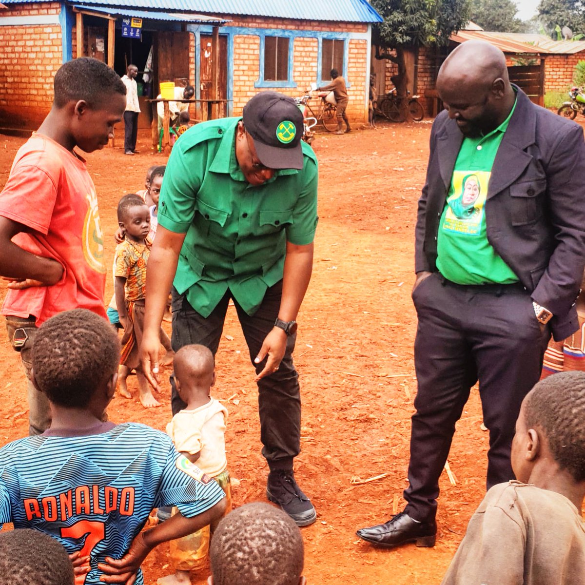 MeryNkya's tweet photo. Mh @Nnauye_Nape mb Mtama na ndg. Alphonce p. Muyinga @alphanga katika harakati za kusaka kura za @ccm_tanzania kigoma 2021 hakika @uvccm_tz ni tanuri la kupika viongozi. https://t.co/yigQsJb6Gk