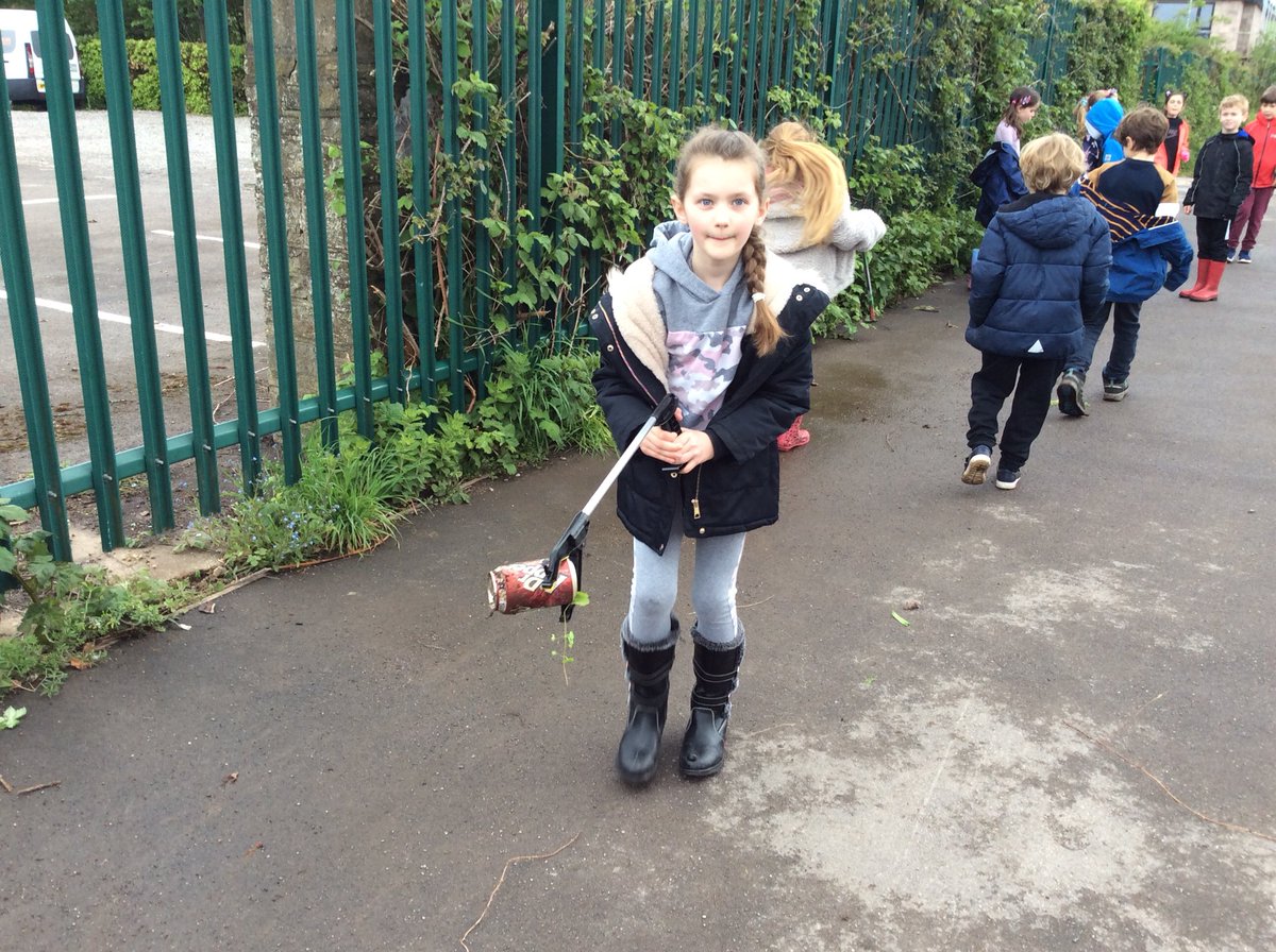 WillowClass_RE's tweet photo. We have had a FANTASTIC day in Willow Class today for our outdoor well-being day 😁🌿🍄🌷☀️We started the day with some litter picking around the outside of the school fence and community centre. https://t.co/RW2afOA4sL