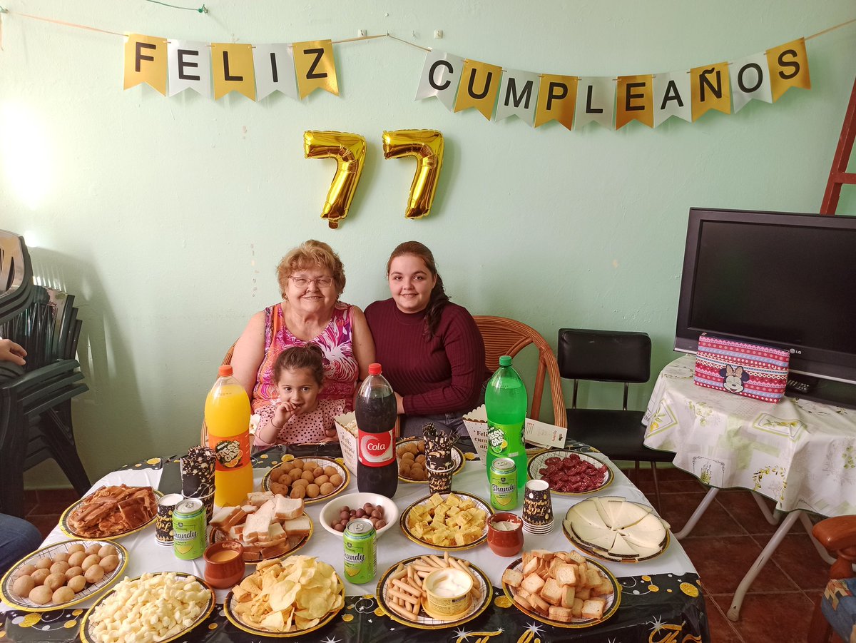 tati_knariona's tweet photo. La mejor abuela del mundo❤ #Felices77 https://t.co/IUQYlKVHhH