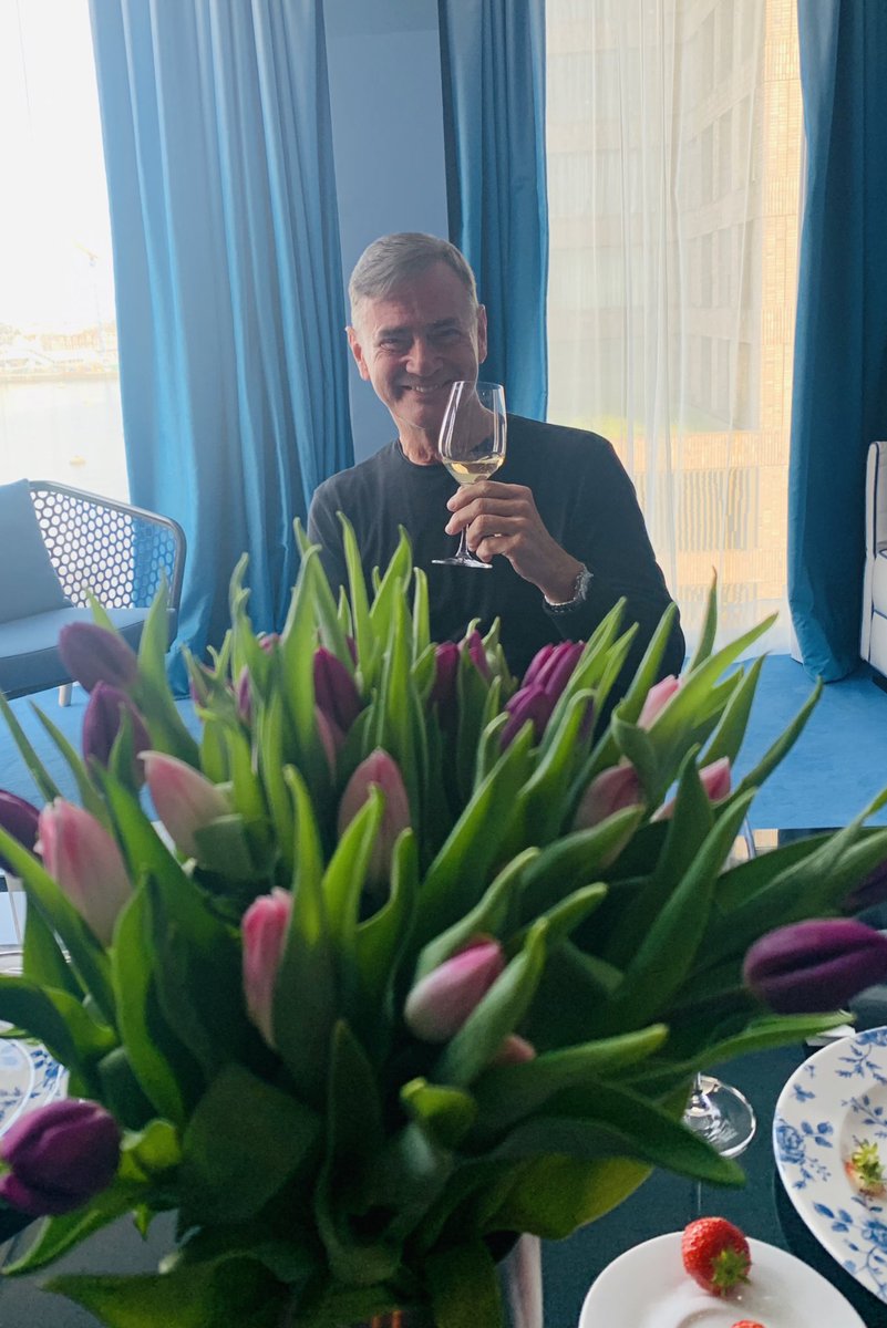 Då. Är. Det. Klart. 
Den där killen flyttar till Los Angeles för att producera ett gigantiskt tv-format på f*cking NBC, premiär våren 2022.  Otroligt ! 
Hard work pays off. 👏🏼❤️