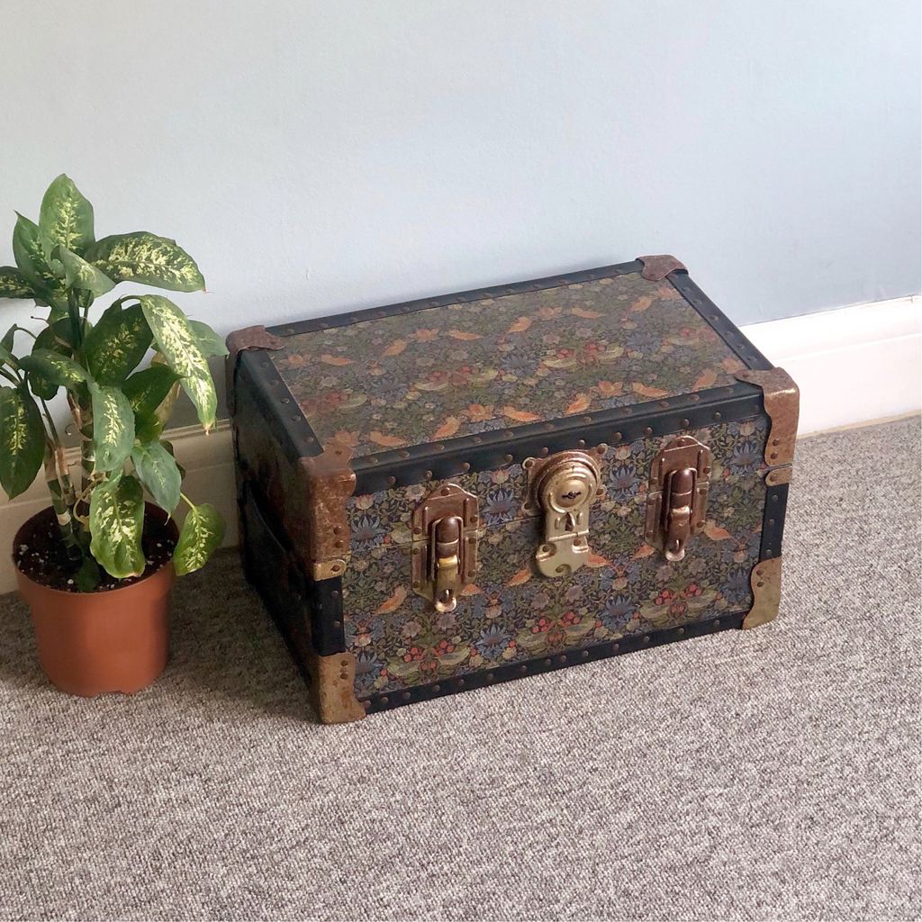 I’ve decoupaged this little vintage trunk with my fav #WilliamMorris design #StrawberryThief 🍓 I think it suits it pretty well 😄

dollydiditldn.etsy.com/listing/995882…

#YourBizHour #womaninbizhour #inbizhour #vintagehome #artsandcraftsmovement