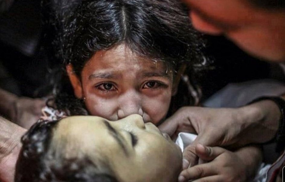 muratkeserr_'s tweet photo. Masumiyet bir çocuğun katliamdan önce annesine sorduğu soruda saklıydı.. Anne küçük çocukları küçük kurşunlarla vururlar değil mi?

#HearGaza https://t.co/72nveyayEd