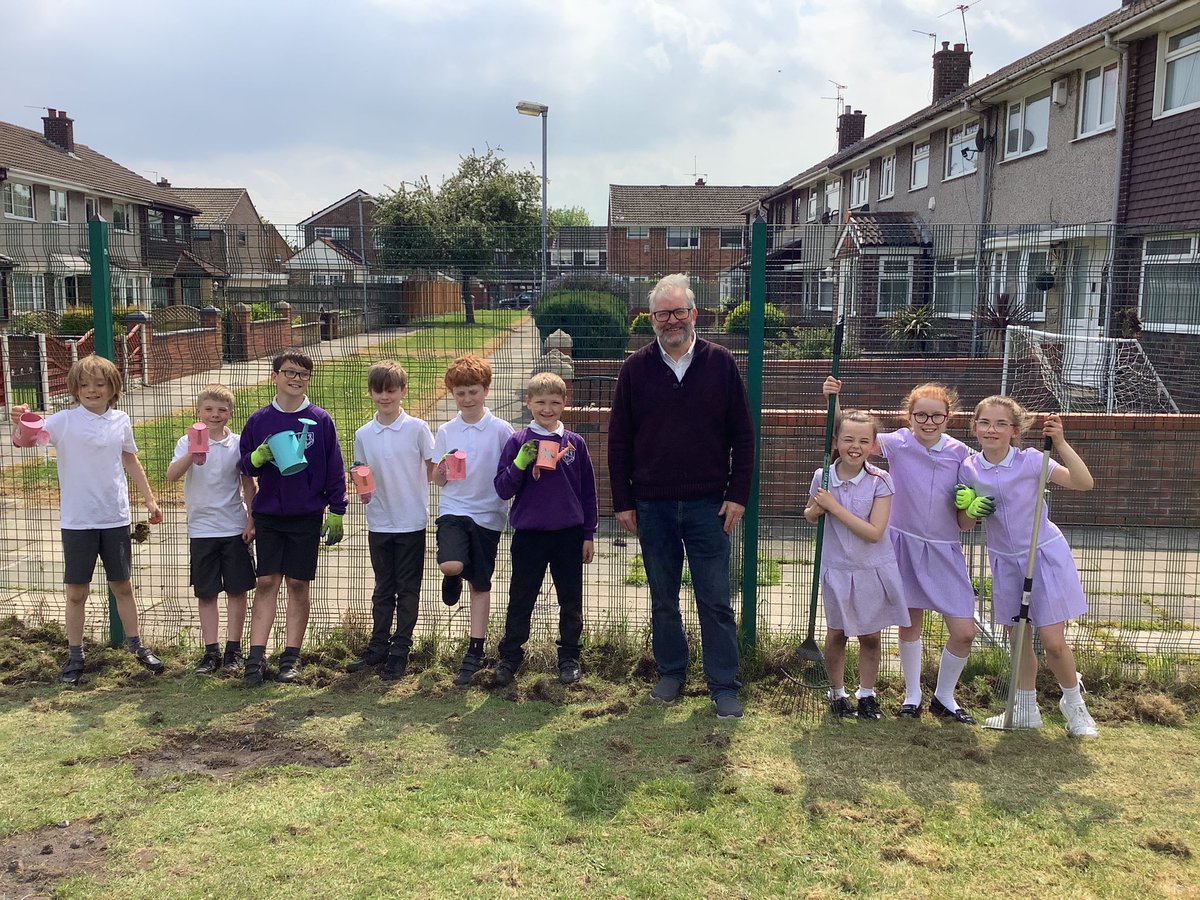 StBenedictsL30's tweet photo. Thank you @Peter_Dowd for coming in to help Year 5 sow a wildflower meadow today - part of our #SharedHome project with #GreenLCR and @MetroMayorSteve In the words of the children...you are a legend! 😀🌺🌸🌼 https://t.co/3Ber1TfBXG