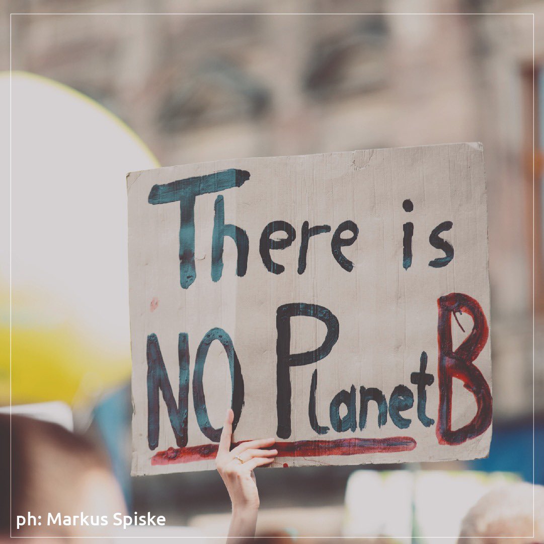 picparks's tweet photo. “La pregunta más trascendente que se cierne sobre nosotros en este momento no es si podemos abordar la crisis de Covid-19 y el cambio climático al mismo tiempo, sino más bien si podemos permitirnos no hacerlo”; Christiana Figueres - @cfigueres - en el FT el 7 de mayo de 2021 💚 https://t.co/4WdpDNrqE4