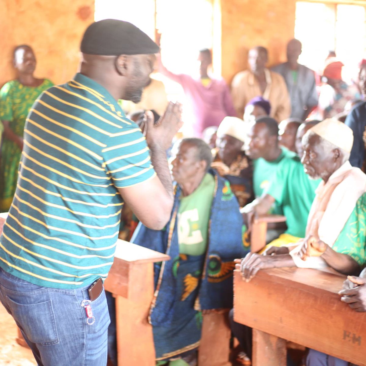 WaMaumba's tweet photo. Ndg. Alphonce p. Muyinga a.k.a @alphanga akimnadi mgombea ubunge jimbo la muhambwe kigoma Mh #FrolensSaminzi 
"Maendeleo hayana chama lakini kipo chama kinacho leta maendeleo kwa watanzania ambacho ni @ccm_tanzania ata kigoma ya 2021 ni tofauti ya 1990 wana muhanbwe chagua ccm; https://t.co/2NacPpMH0e