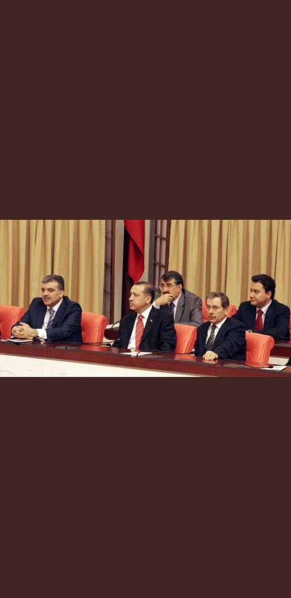 Sagi solu arkası hepsi hain cıktı.ALLAH KORUMUŞ ERDOGANI