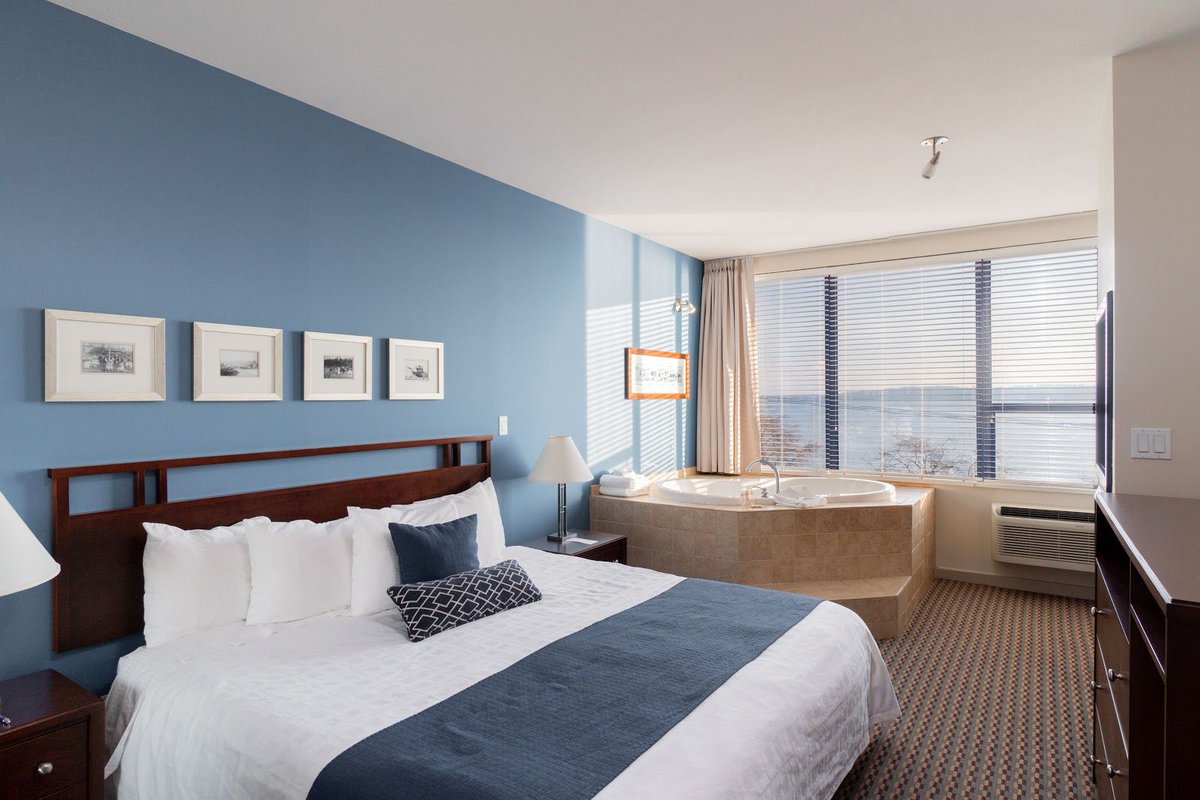 Welcome to our Oceanfront Spa Suite! 🌅

We’re not trying to make it hard to get to the beach – but with a king size bed and a jetted tub 🛀 , you have some tough decisions to make. This suite is ideal for that special staycation or an extended stay with family.