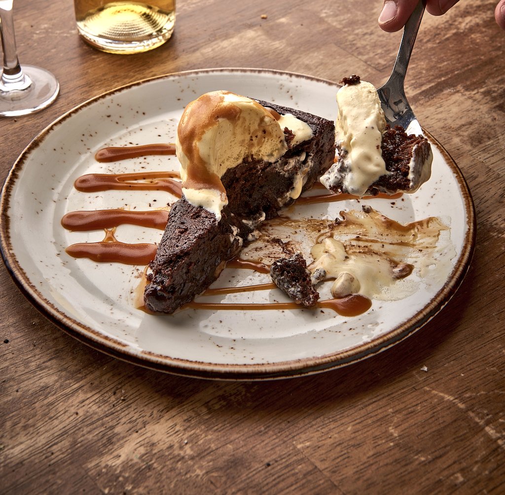 It is time for a Chocolate and caramelized walnuts Moelleux 🍫 #desserts #sweet #chocolate #walnut #cake #gateau #moelleux #chocolatecake