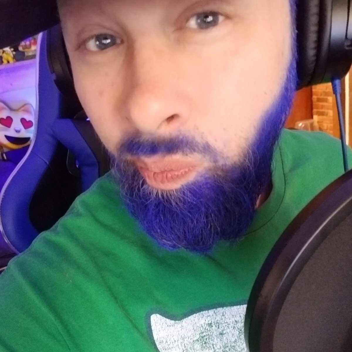 BVoncheese's tweet photo. Felt cute....might start #livestreaming at 4pm EST
Come hang with me and my blue beard. Why is it blue? I didnt have red ๐คทโโ๏ธ#ApexLegends
#goodvibes #VonCheeseArmy #bluebeards @twitchpromoters @rtsmallstreams
https://t.co/lbnvfRxm3T https://t.co/bBEy9XCT82