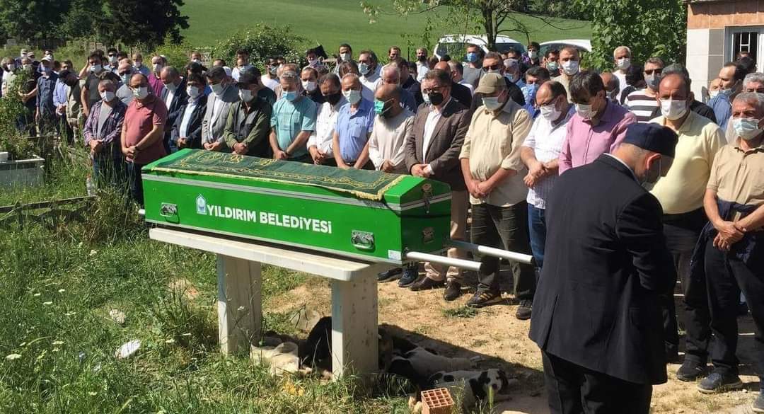 edebplatform's tweet photo. Biz Allah’a aidiz ve sonunda O’na döneceğiz.(Bakara:156)

Tedavi gördüğü hastanede vefat eden EDEB Platformu Başkanı Aydın Damar bugün Turanköy Mezarlığında kılınan cenaze namazının ardından ahiret yolculuğuna uğurlandı. https://t.co/S46sKxYzP1
