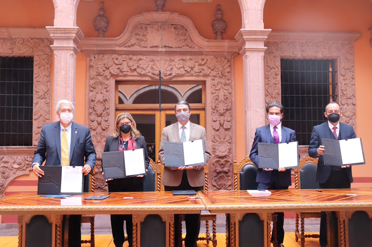 BMA_Abogados's tweet photo. La @BMA_Abogados celebró un #ConvenioDeColaboración con @LaUASLP.

En la firma participó nuestra presidenta @clausdebuen, el rector @ZermenoDr, el director de @FacDerechoUASLP Germán Pedroza, el jefe de @PosDerechoUASLP Fernando Robledo y el presidente de @BMA_SLP Gustavo Peláez. https://t.co/b8JhRRxgAh