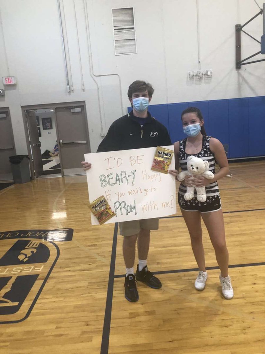 James Duncan and Sidney Howe will have a RAWRing time at PROM🐻🧸