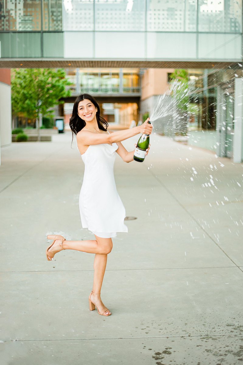 _crystalgarcia's tweet image. we did it joe, we graduated college 👩🏻‍🎓🤩🥳