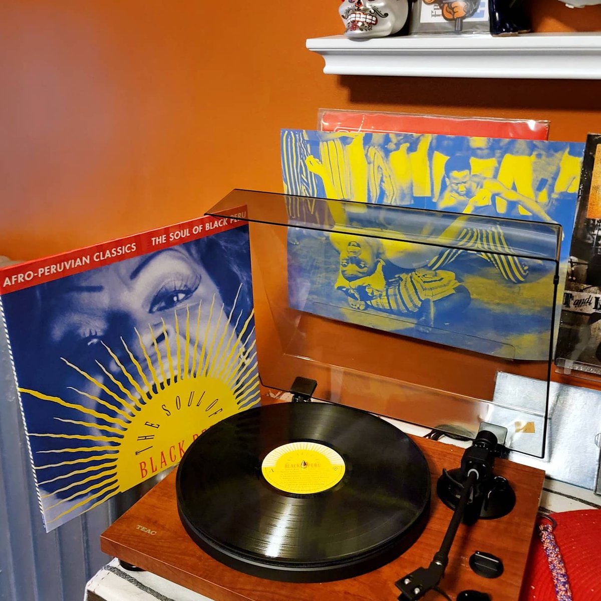 Rstowitts's tweet photo. Afro-peruvian Classics - The Soul of Black Peru #afroperuvian #thesoulofblackperu
#blackjazz #slavemusic #funkygrooves
#spinningvinyl #recordcollection #vinylrecords #chicagoismycity https://t.co/fJ4i1gESrM