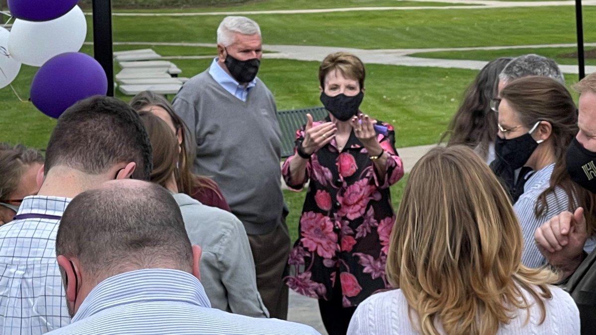 HoughtonUniv's tweet photo. The weather was perfect today for faculty, staff and community members to join President Mullen and her husband, Dr. Paul Mills, in the Larder Courtyard for a Farewell Reception. President Mullen will be retiring at the end of the month.
#HighlanderForever
#PresidentialFarewell https://t.co/FPr0sUIhtE