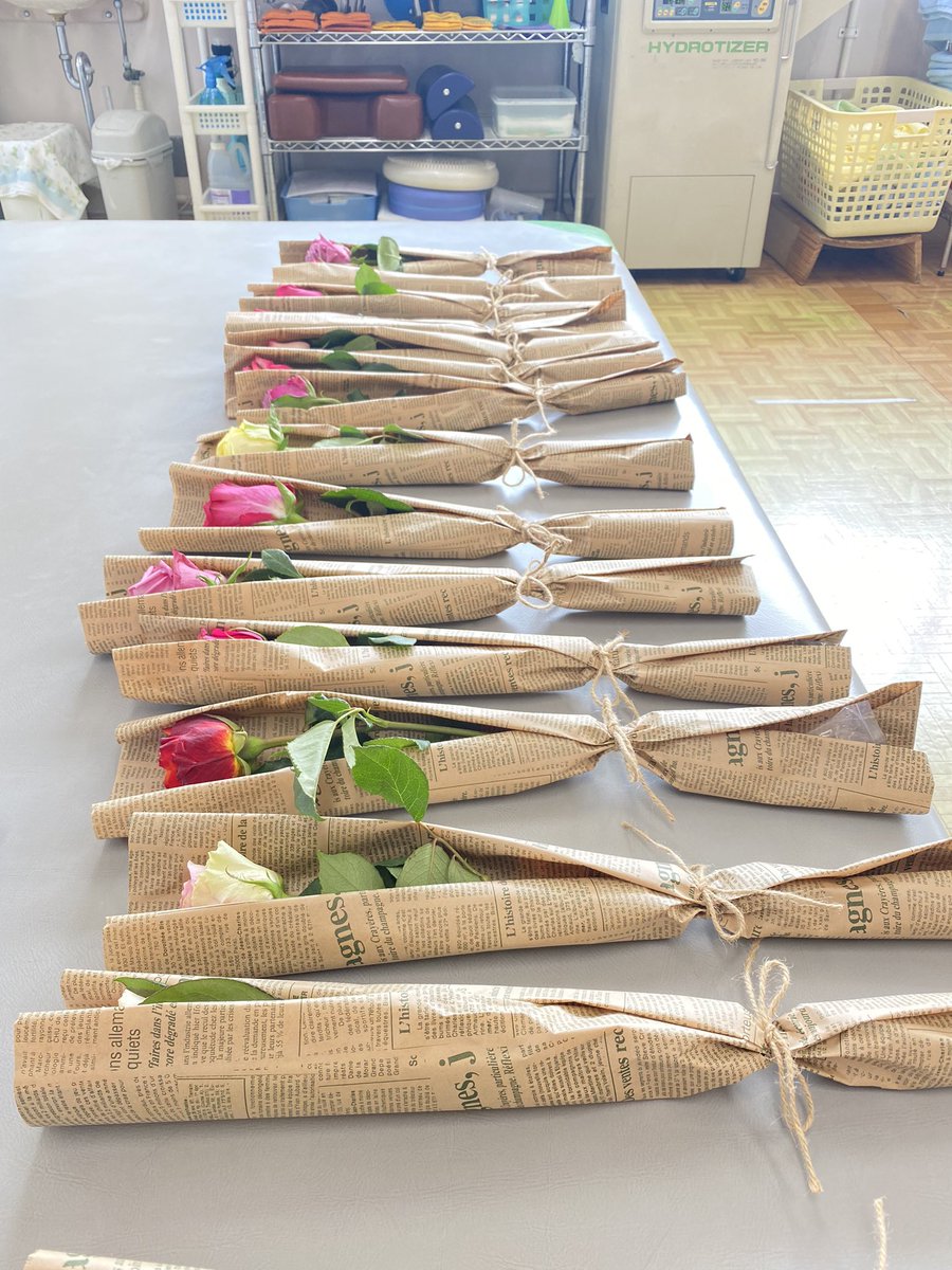 harihune's tweet photo. 僕は原宿の鍼灸師！

薔薇配りおじさん🌹【外伝】

残り15本も病院の患者さんで終わりに
花も鍼も生かすためには挿す必要があります。
薔薇から学んだ鍼灸の本��も良い勉強となりました。
毎回はできませんが、できる時にできることをするのは商売人としても人としても良いと感じました。 https://t.co/L7SqOiu2e7
