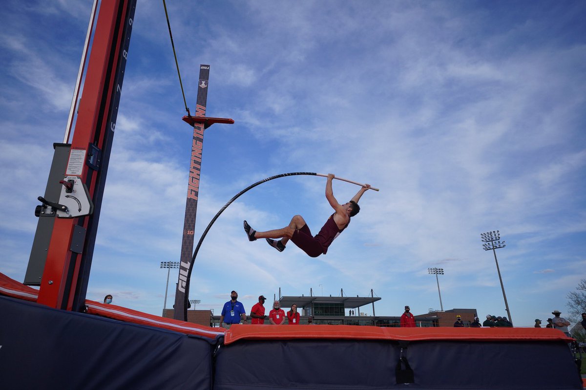 The #Gophers men pick up 3.33 #B1GTF points in pole vault. 🤩 〽️ @EkhardtVan finishes 6th by clearing a PR of 5.22m (17-01.50) to move into 10th in Gophers history. 〽️ @MikeHerauf clears 5.12m (16-09.50) in a three-way tie for 8th.