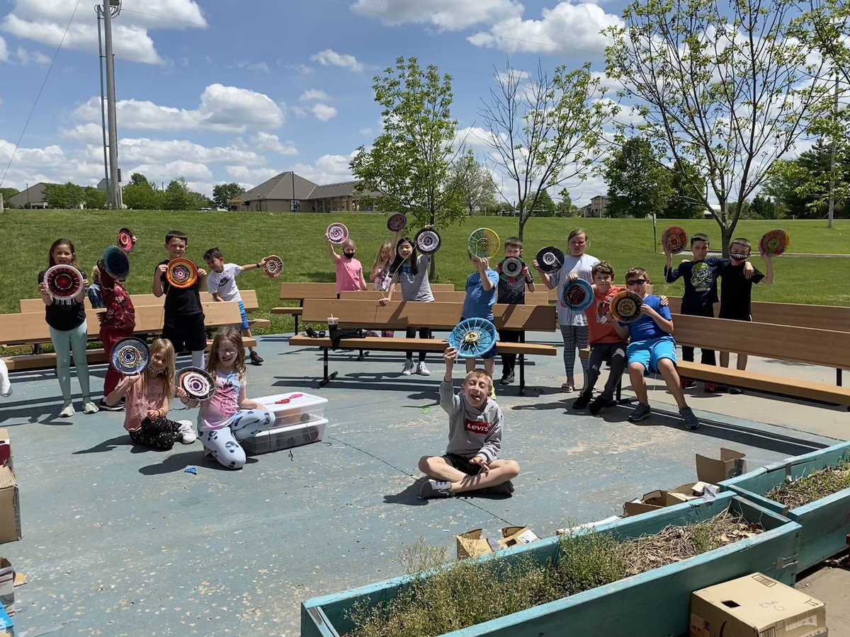 NichoelJohnston's tweet photo. Radial weaving with 3rd grade.  The absolute best part of an outdoor classroom is seeing their smiling faces for the first time in months.  #r7proud #trerocks #madeinr7 https://t.co/QNEsULtvqt